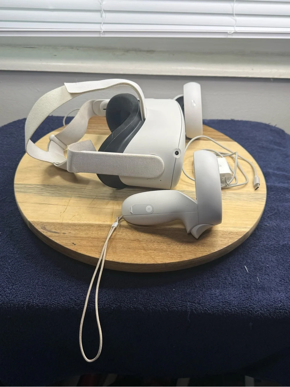 Quest 2 White VR Headset with Controllers (Tested)